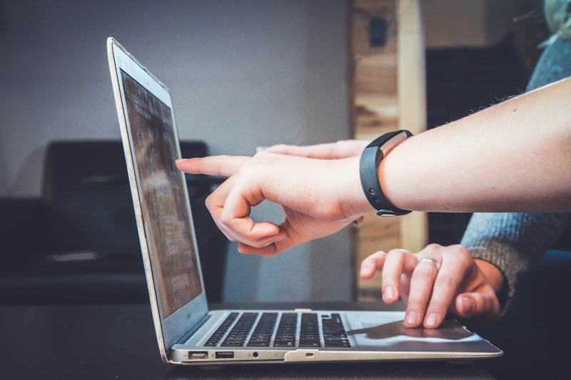 Un ordinateur avec une interface d'apprentissage en ligne